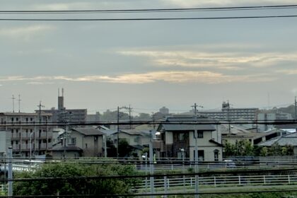 土手越しの景色の写真